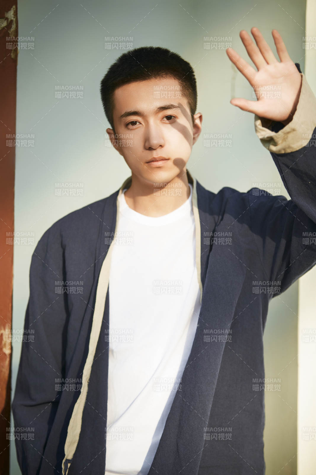 戶外夕陽下的帥氣男青年