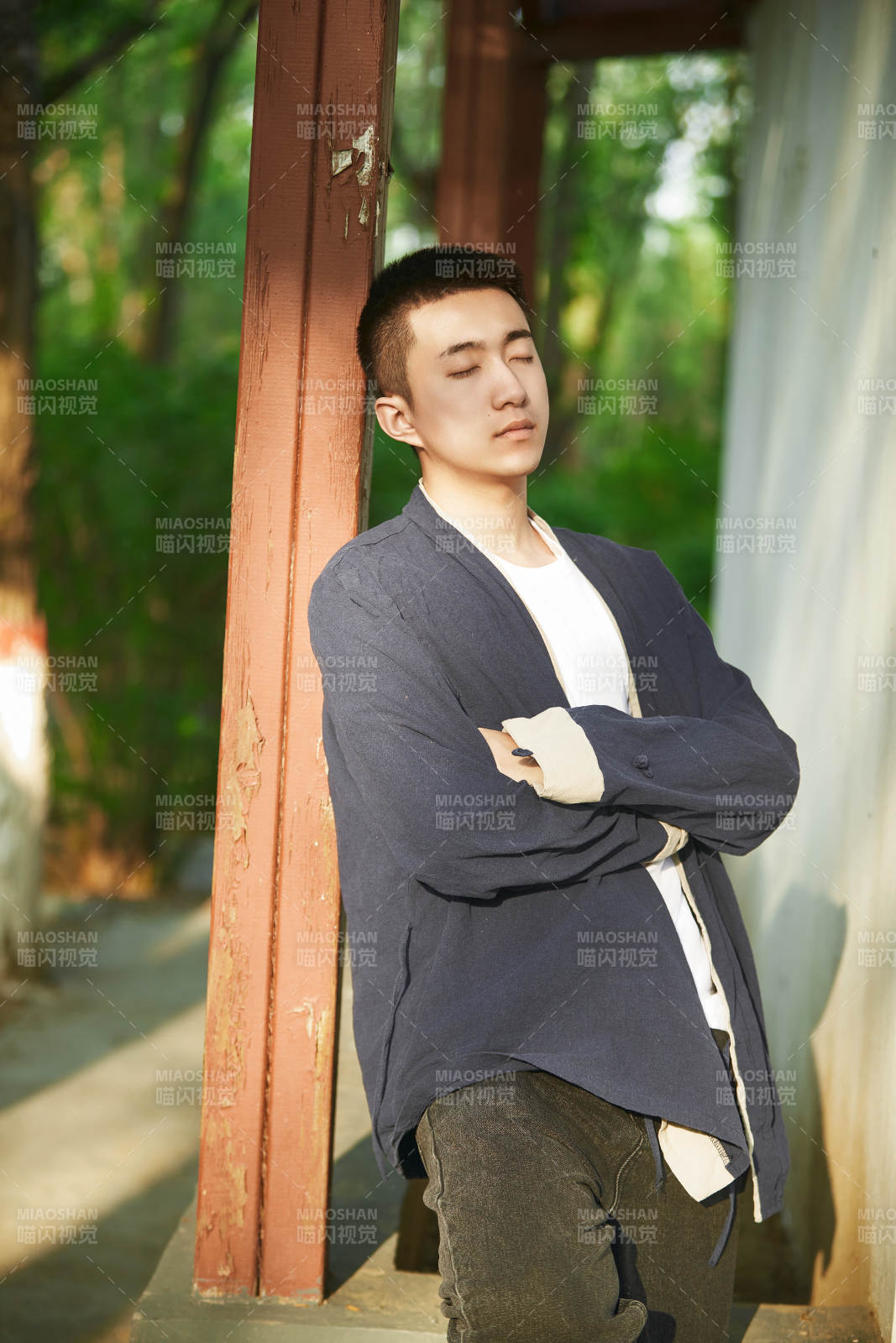 户外夕阳下的帅气男青年