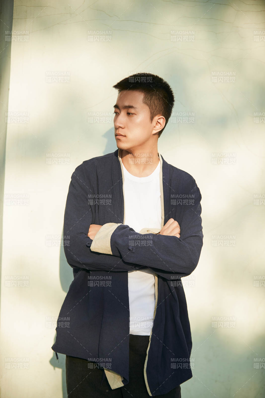 户外夕阳下的帅气男青年