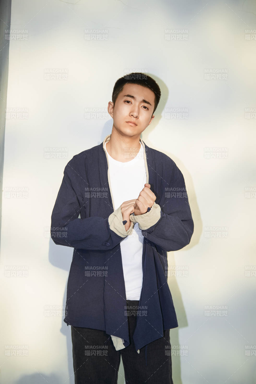 户外夕阳下的帅气男青年