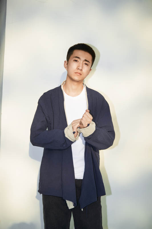 户外夕阳下的帅气男青年