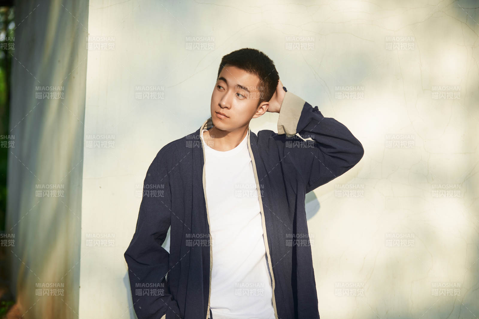 户外夕阳下的帅气男青年