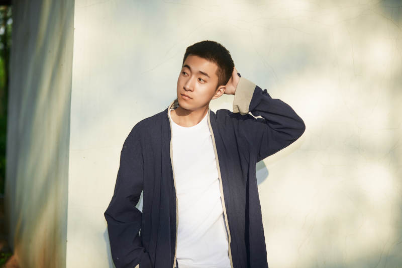 户外夕阳下的帅气男青年