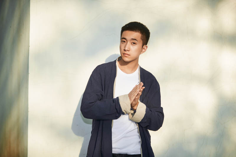 户外夕阳下的帅气男青年