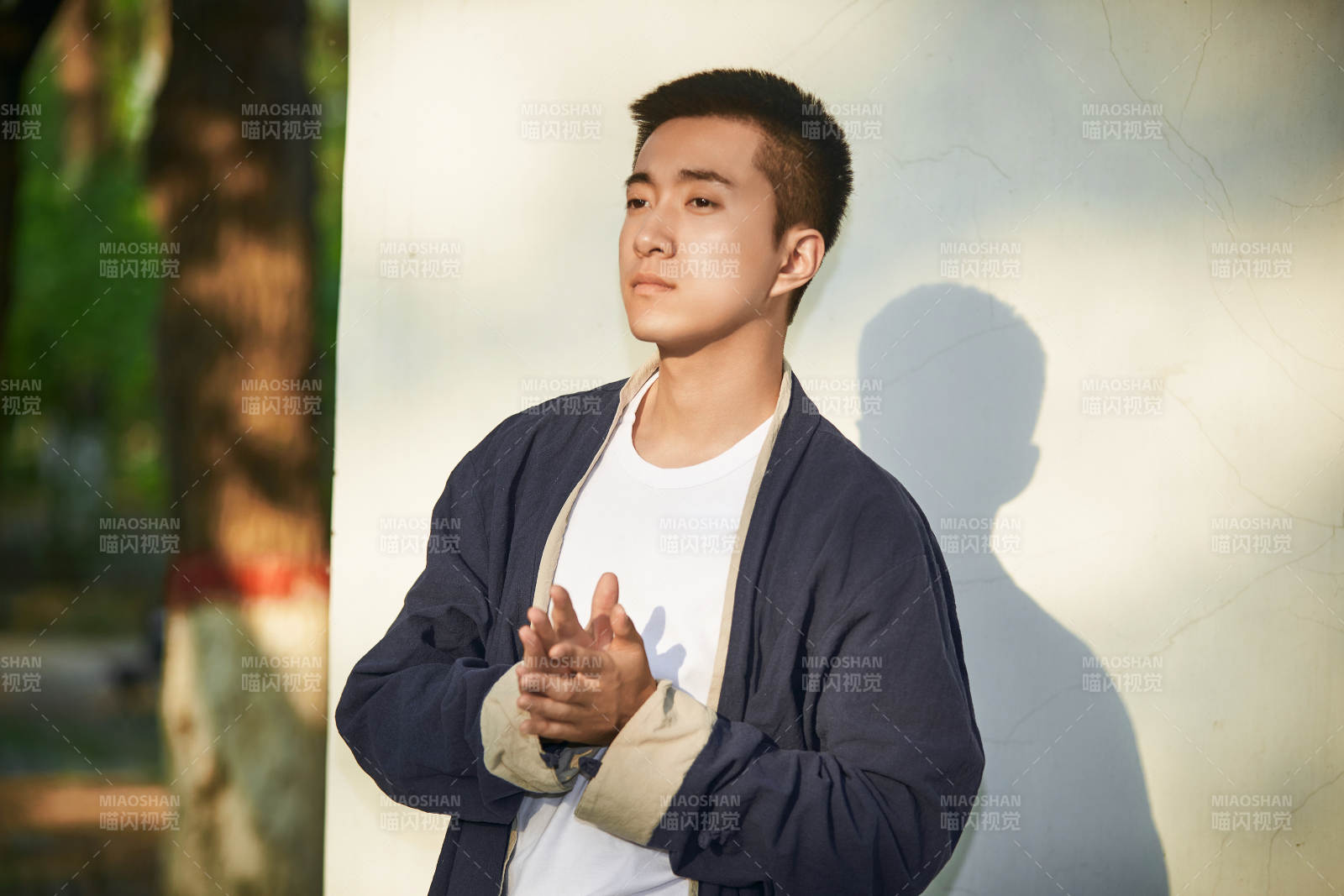 户外夕阳下的帅气男青年