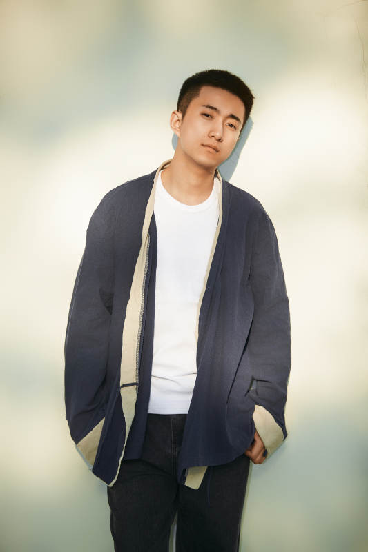 户外夕阳下的帅气男青年