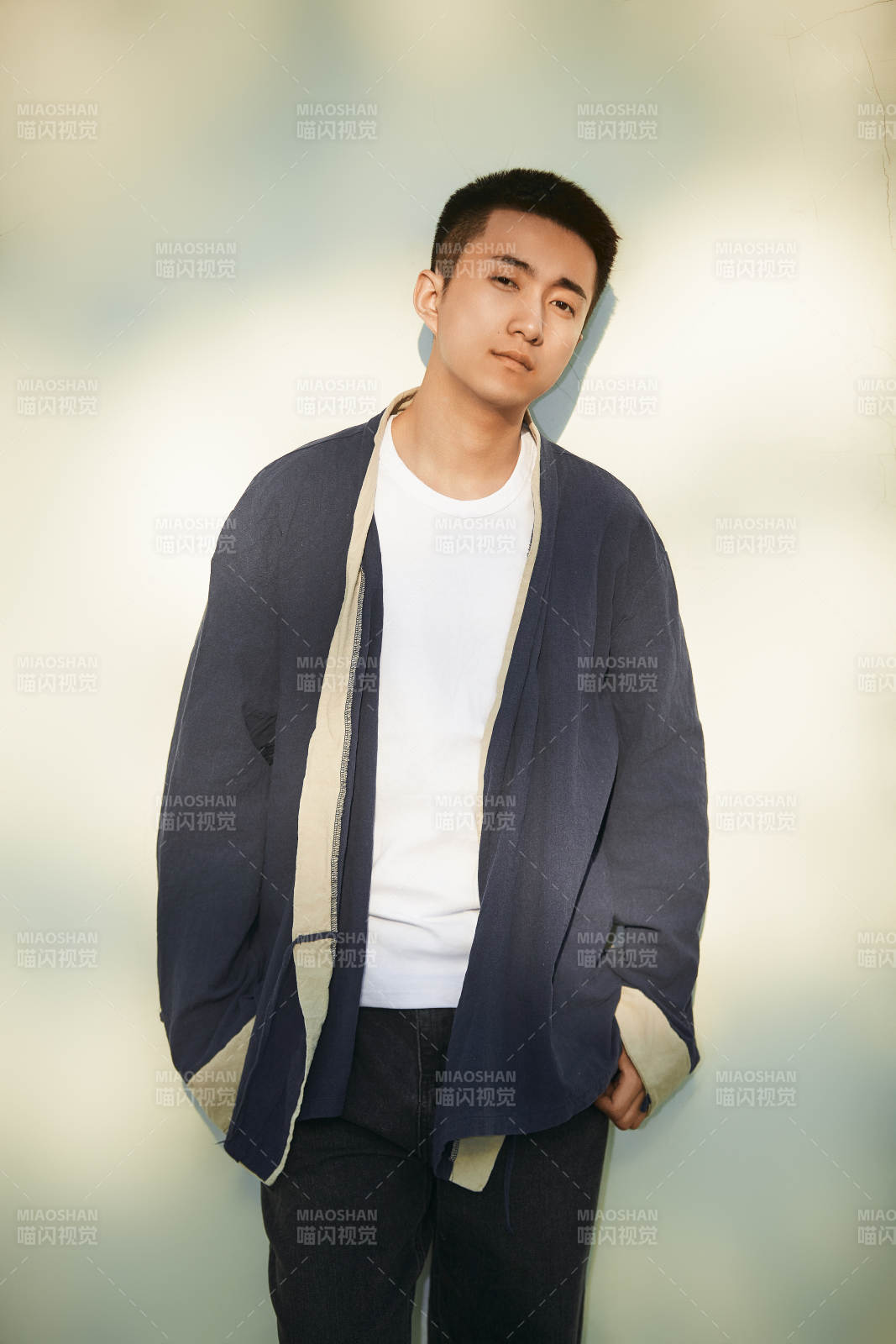 户外夕阳下的帅气男青年