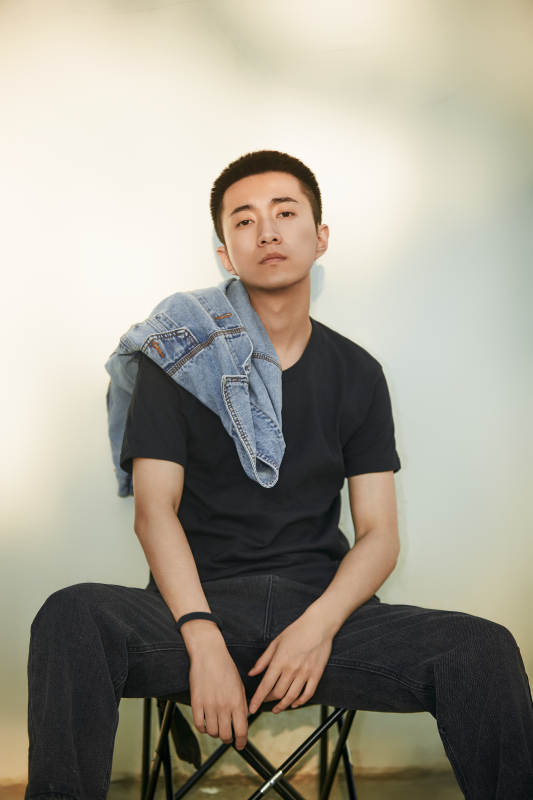 户外夕阳下的帅气男青年