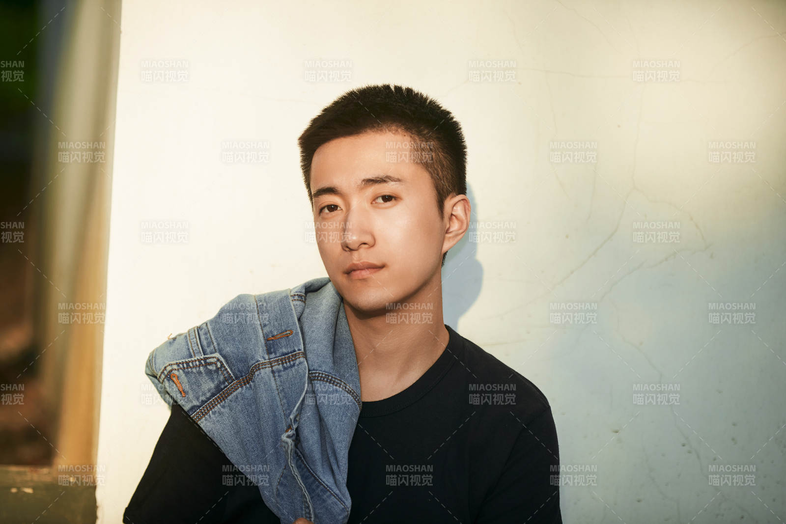 户外夕阳下的帅气男青年