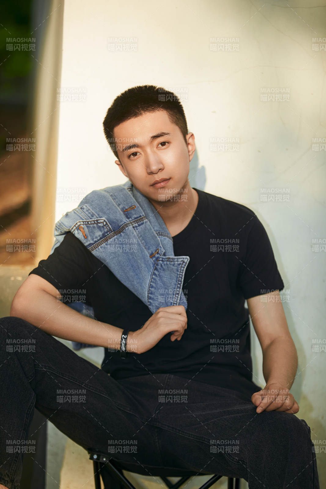 户外夕阳下的帅气男青年