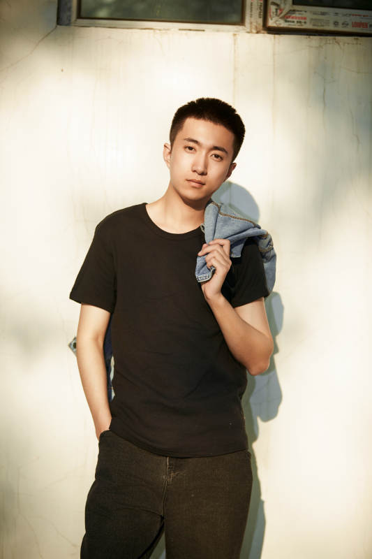 户外夕阳下的帅气男青年