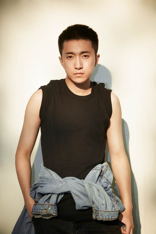 户外夕阳下的帅气男青年