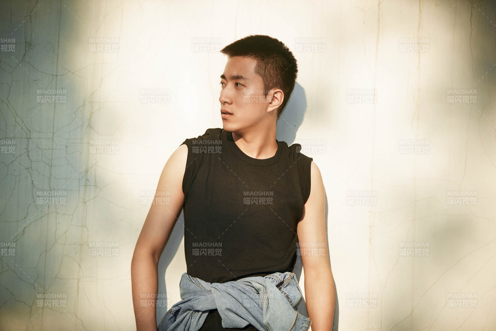 户外夕阳下的帅气男青年