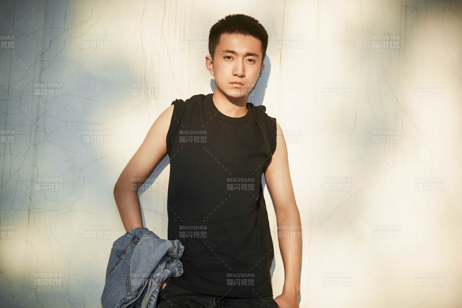 户外夕阳下的帅气男青年