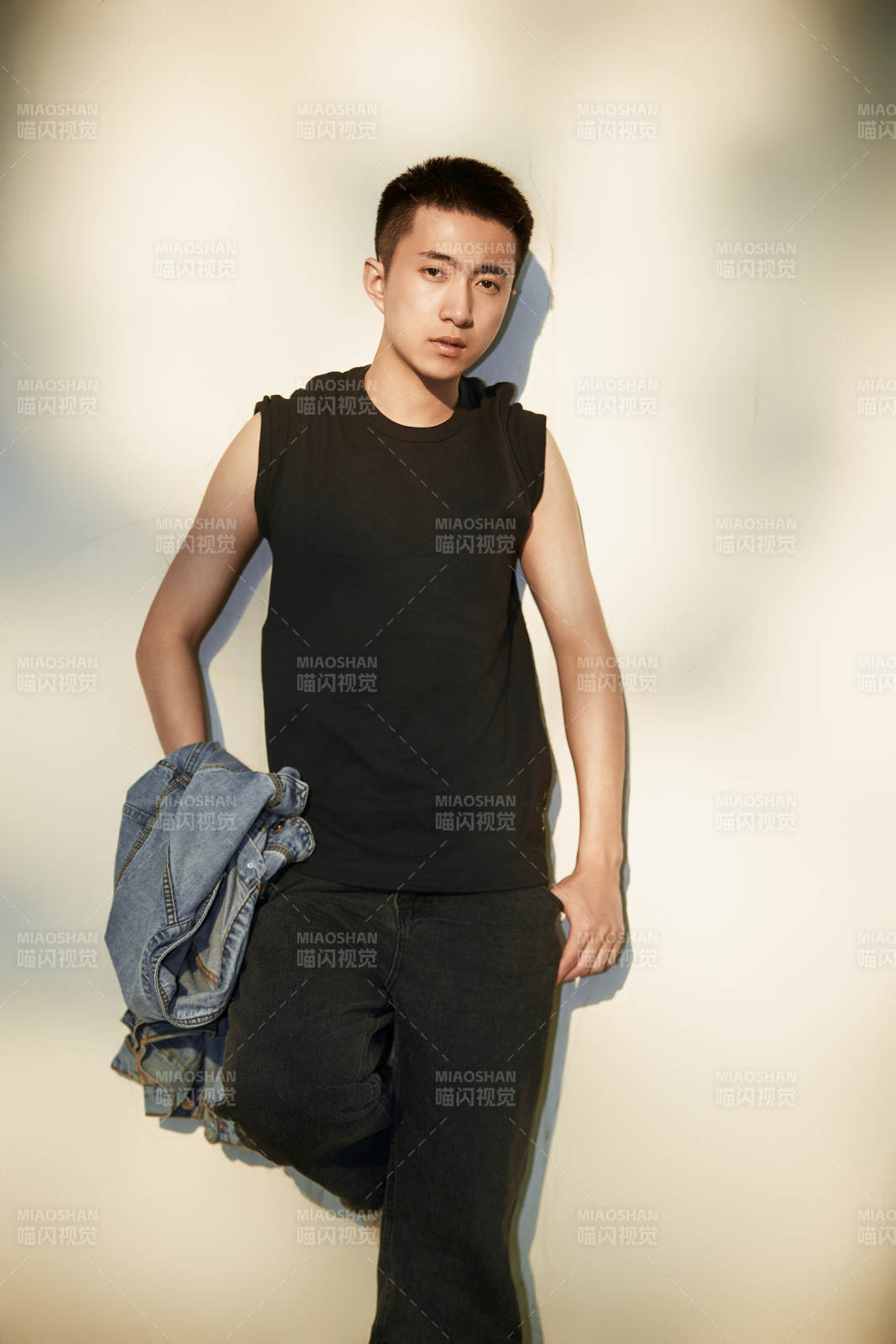 户外夕阳下的帅气男青年