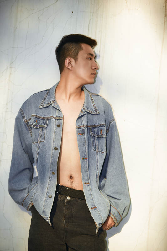 戶外夕陽下的帥氣男青年