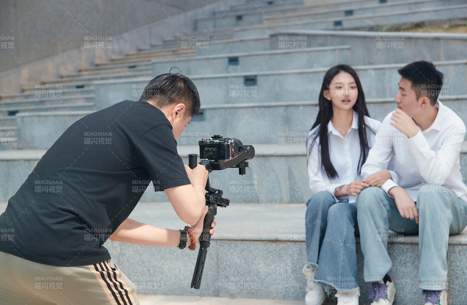 手持相机进行录制拍摄的摄像师