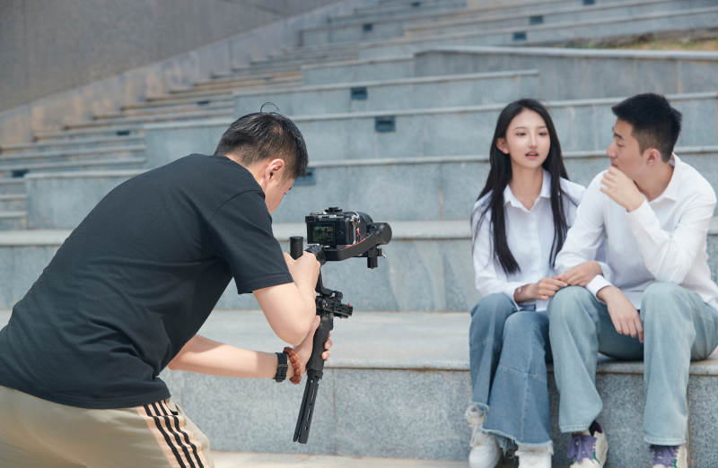 手持相机进行录制拍摄的摄像师