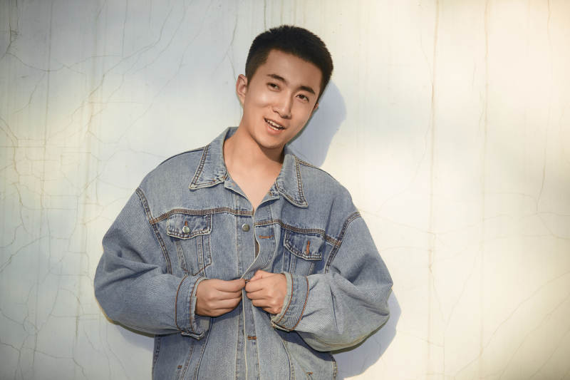 户外夕阳下的帅气男青年