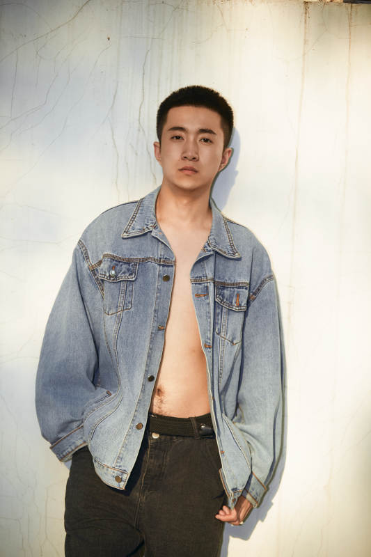 户外夕阳下的帅气男青年