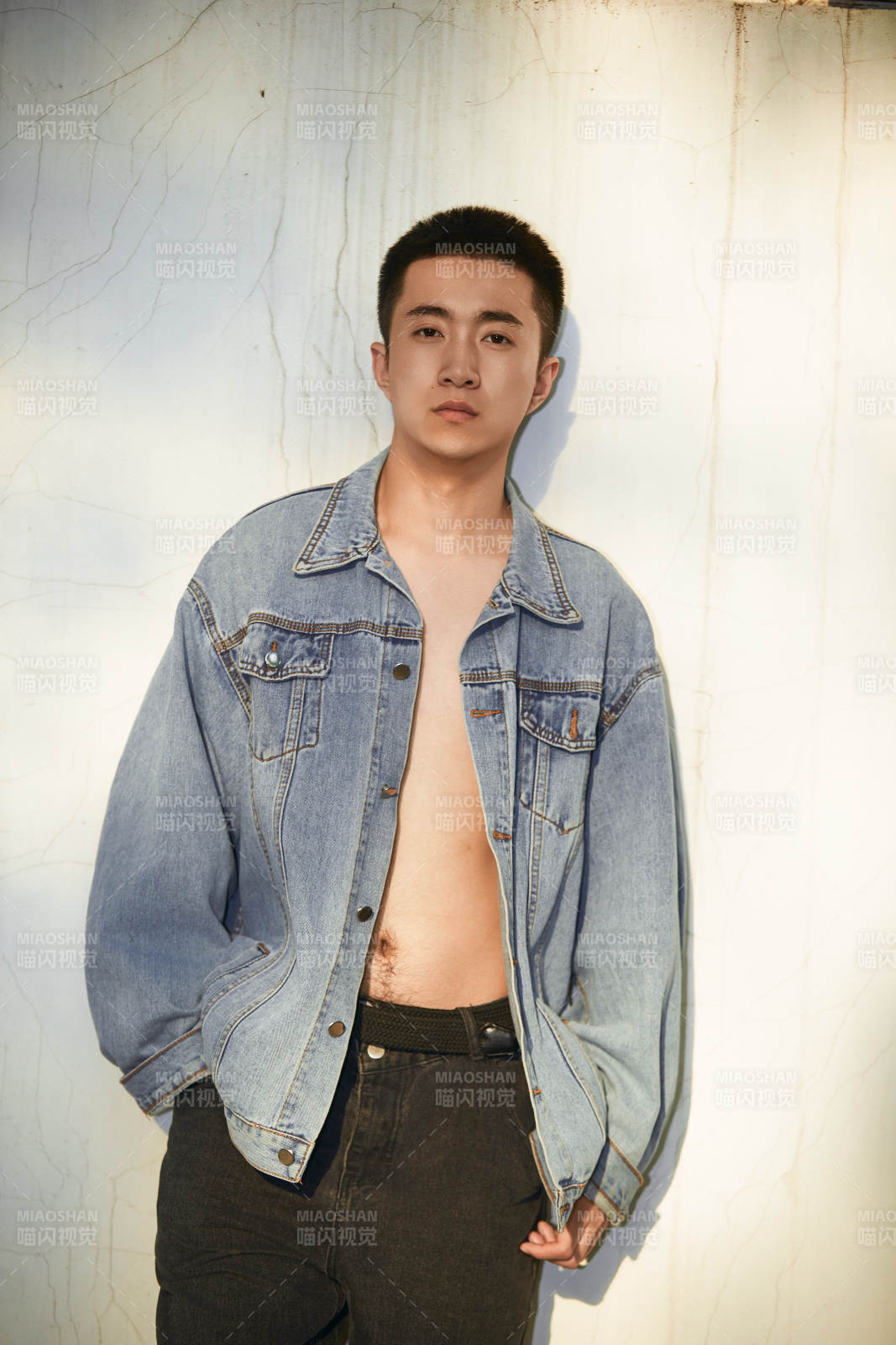 戶外夕陽下的帥氣男青年