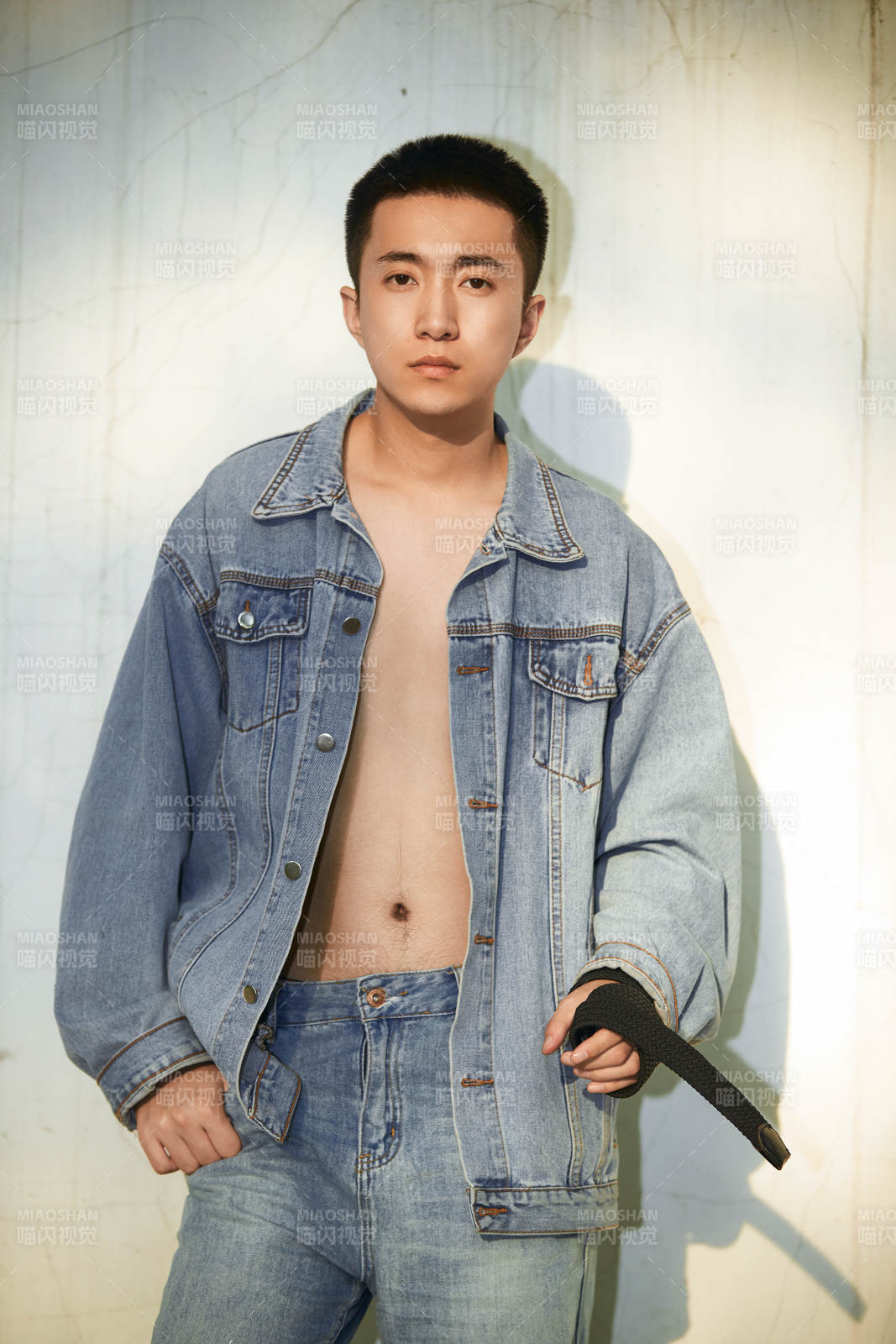 戶外夕陽下的帥氣男青年