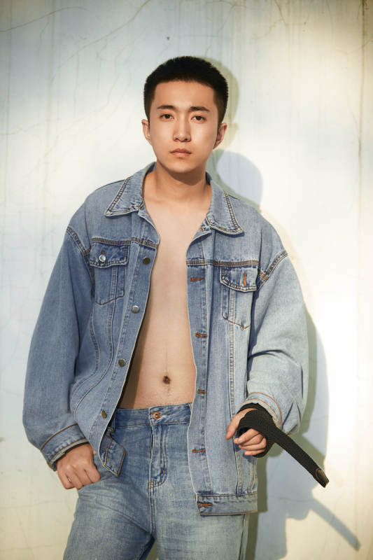 户外夕阳下的帅气男青年