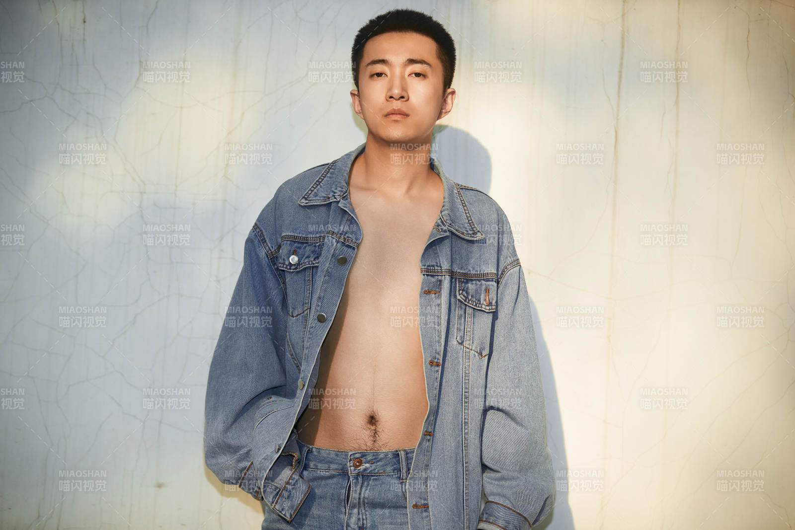 户外夕阳下的帅气男青年