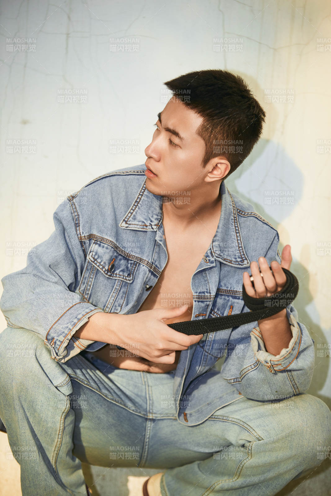 户外夕阳下的帅气男青年