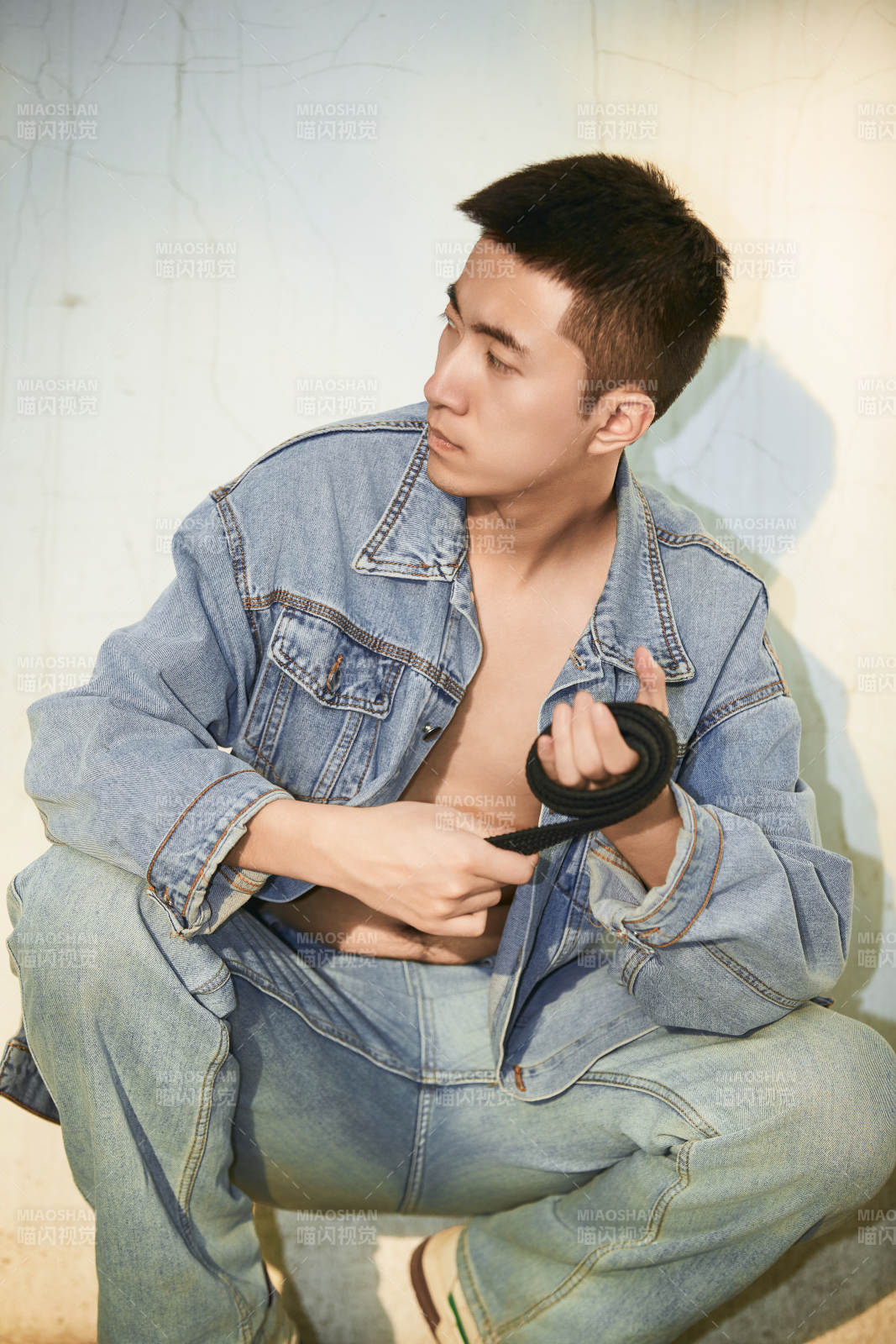 户外夕阳下的帅气男青年