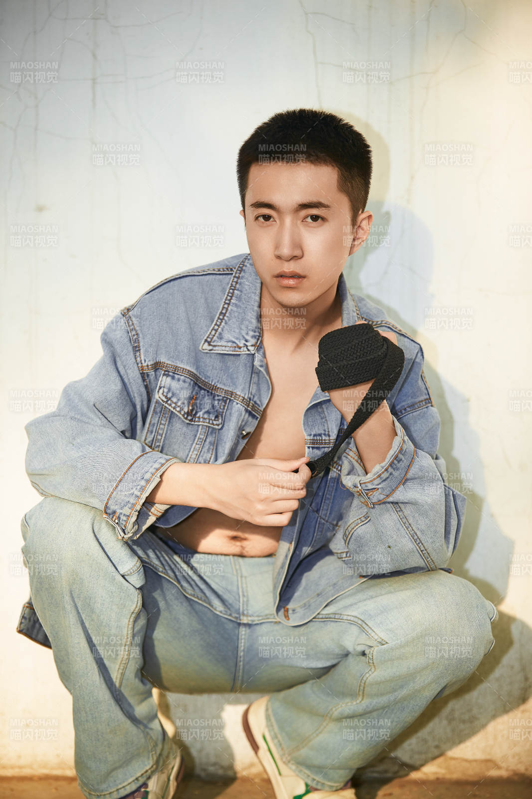 戶外夕陽下的帥氣男青年