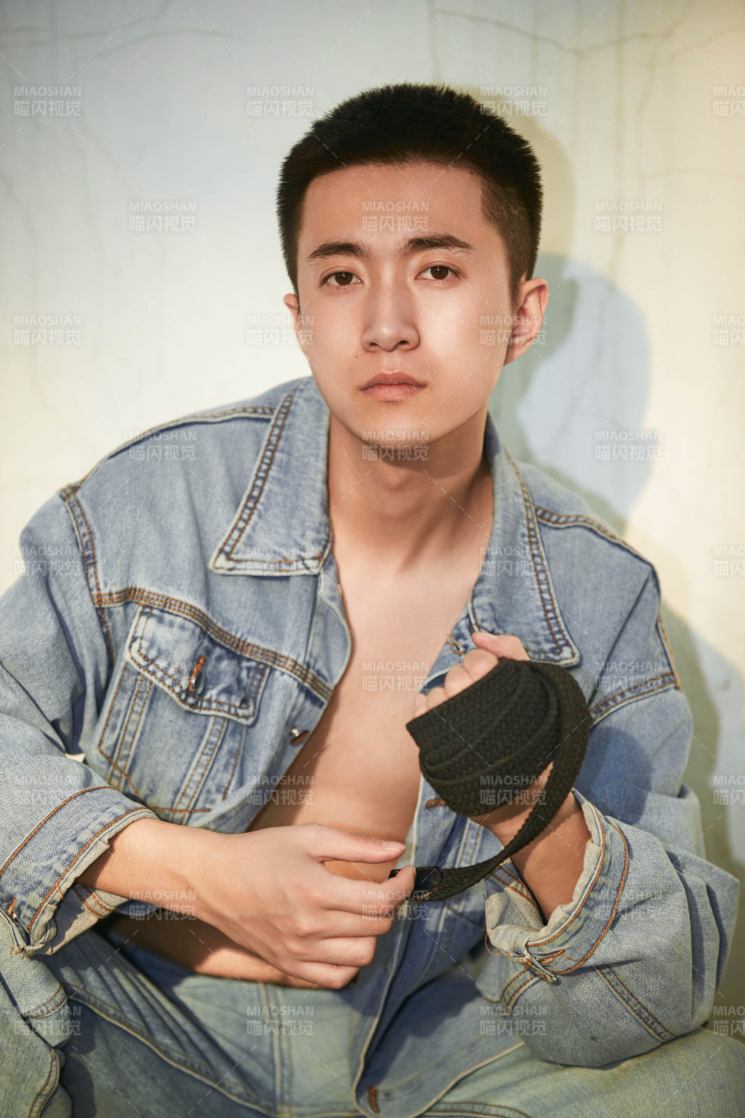 戶外夕陽下的帥氣男青年