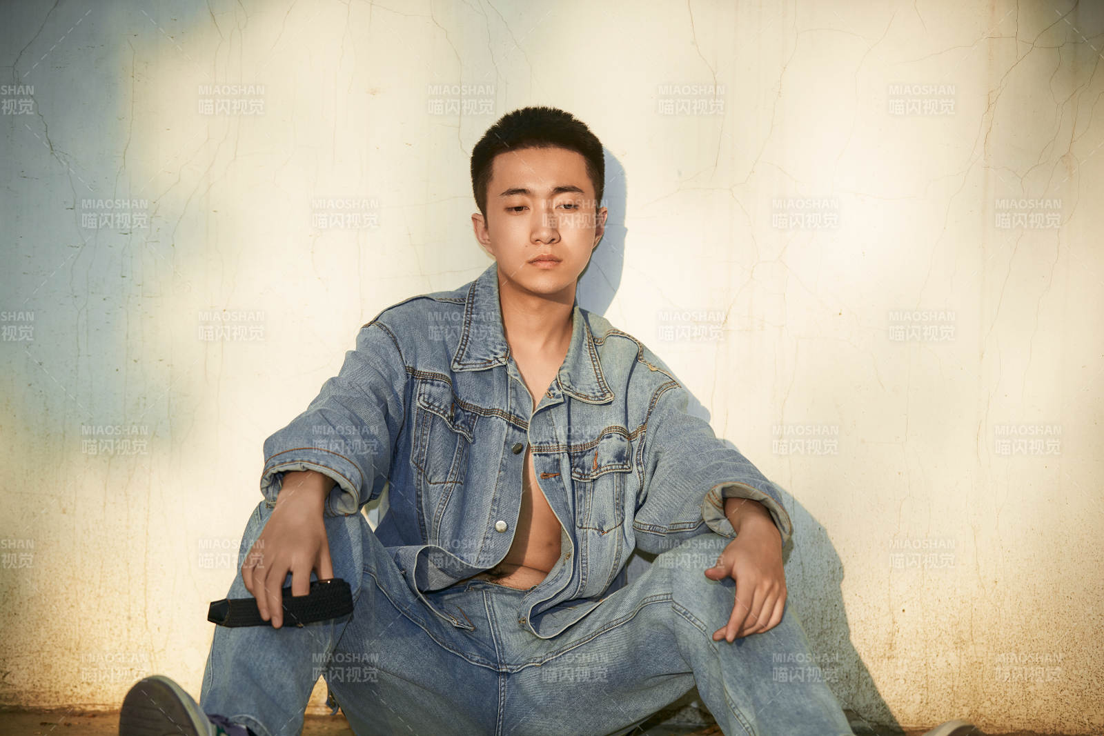 戶外夕陽下的帥氣男青年