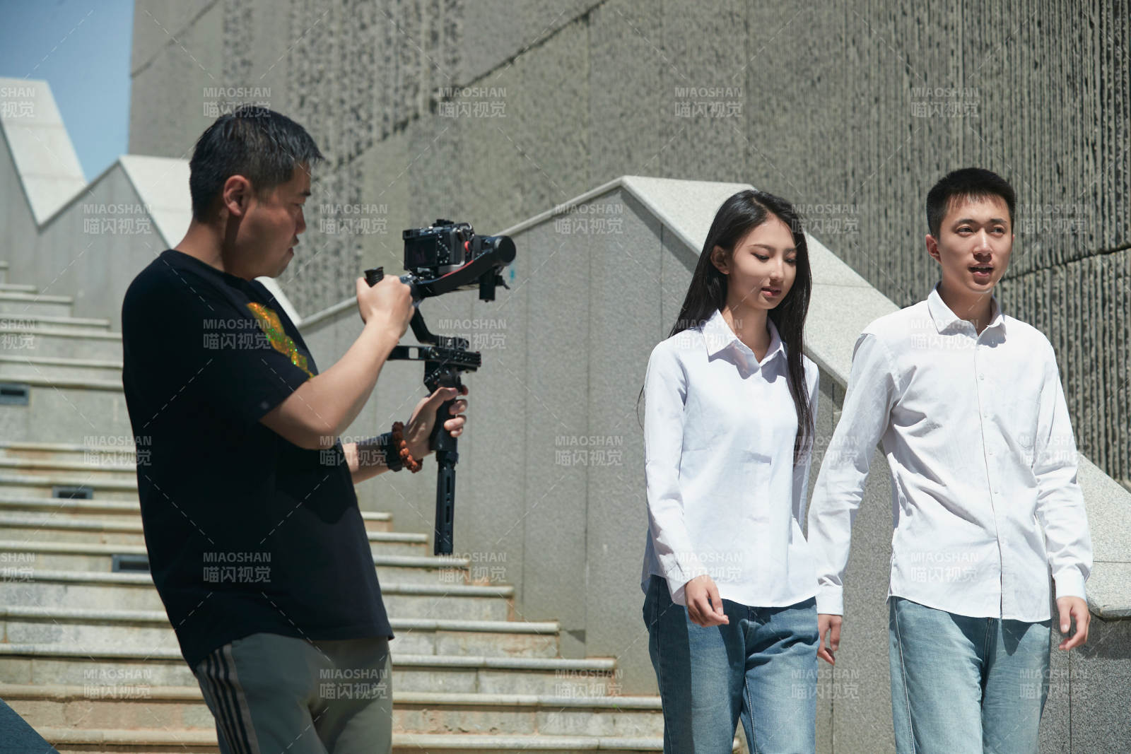 手持相机进行录制拍摄的摄像师