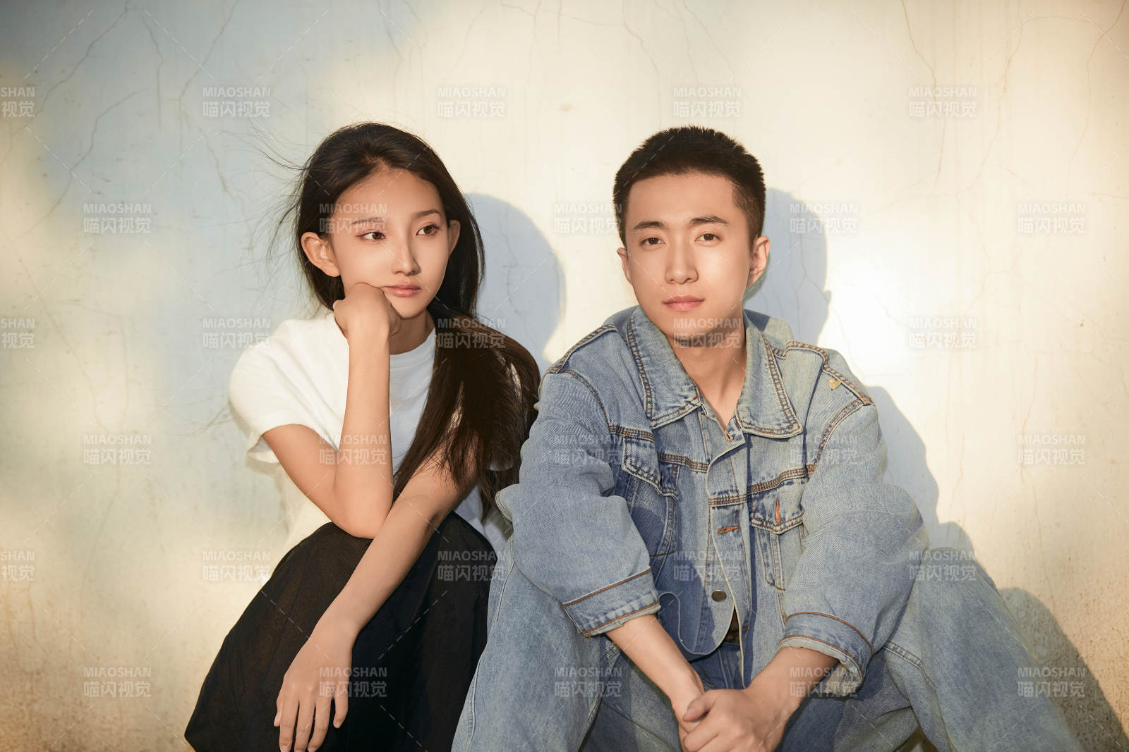 戶外在夕陽下的恩愛年輕情侶