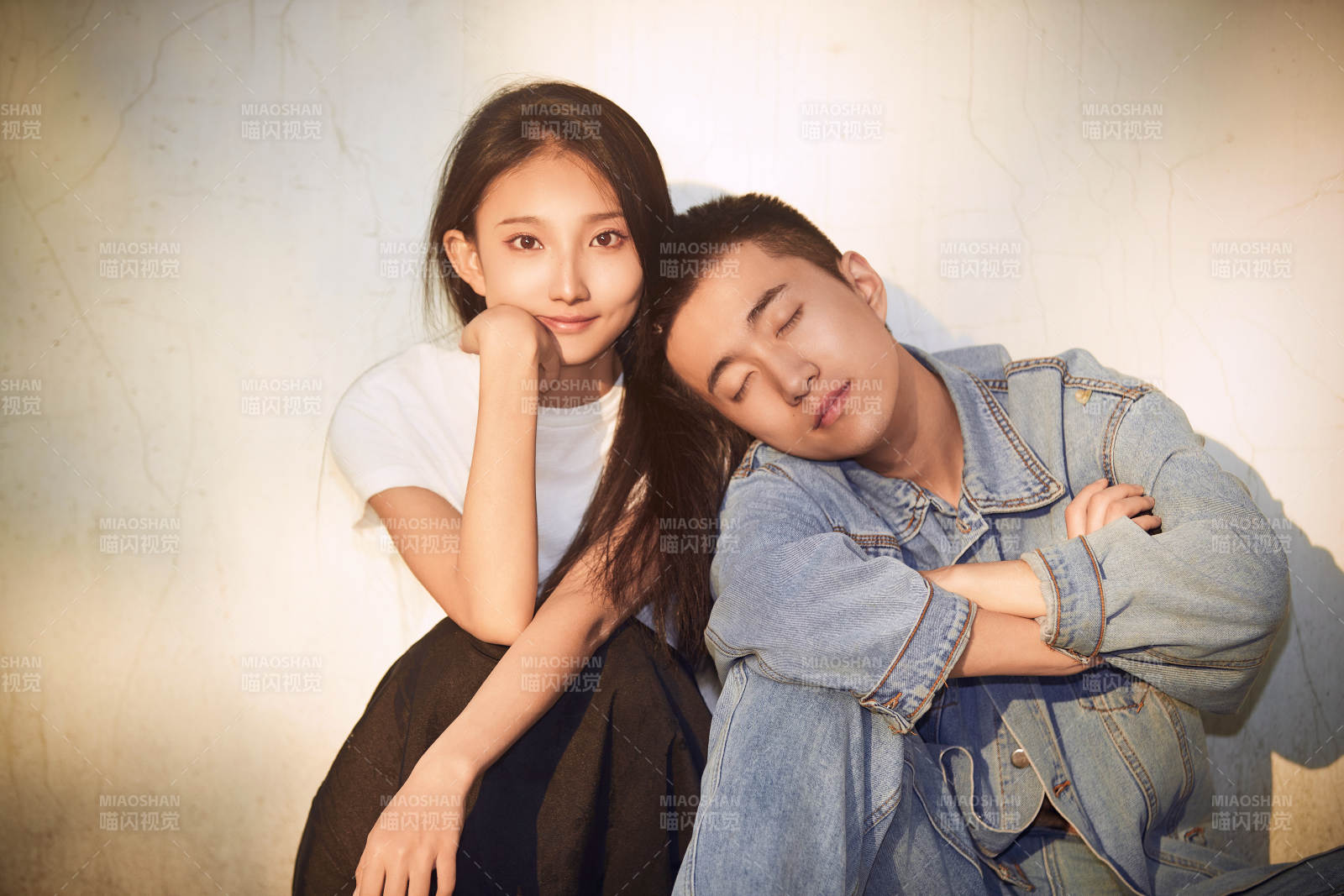 戶外在夕陽下的恩愛年輕情侶