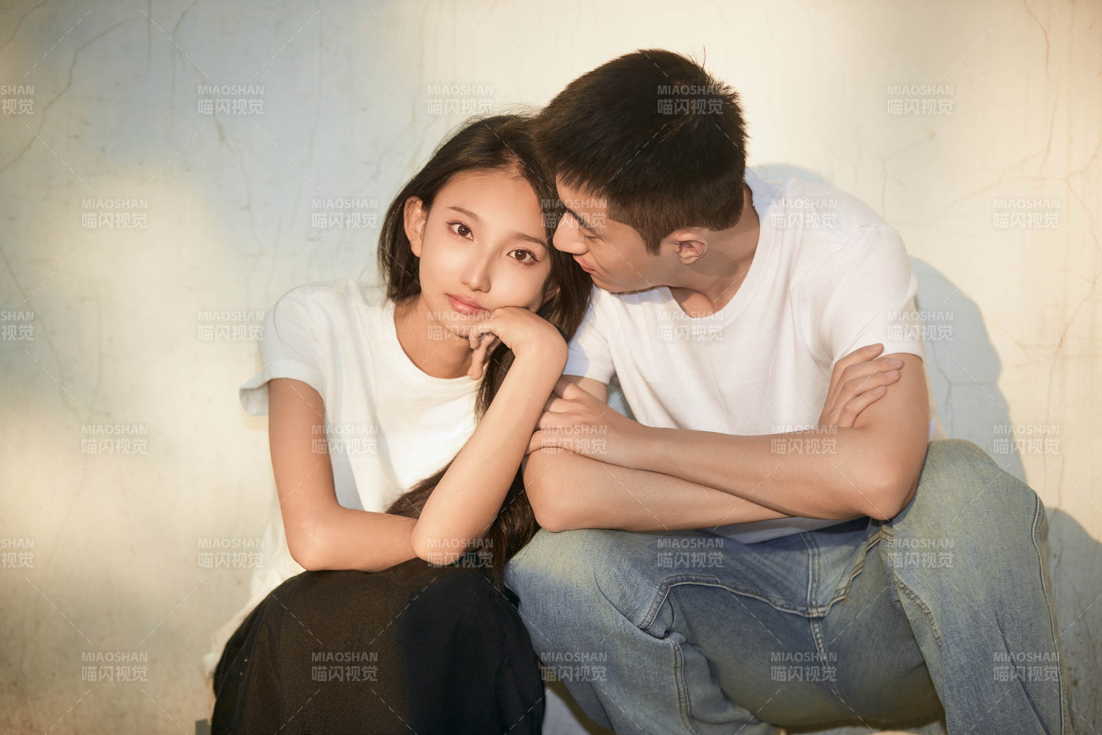 戶外在夕陽下的恩愛年輕情侶