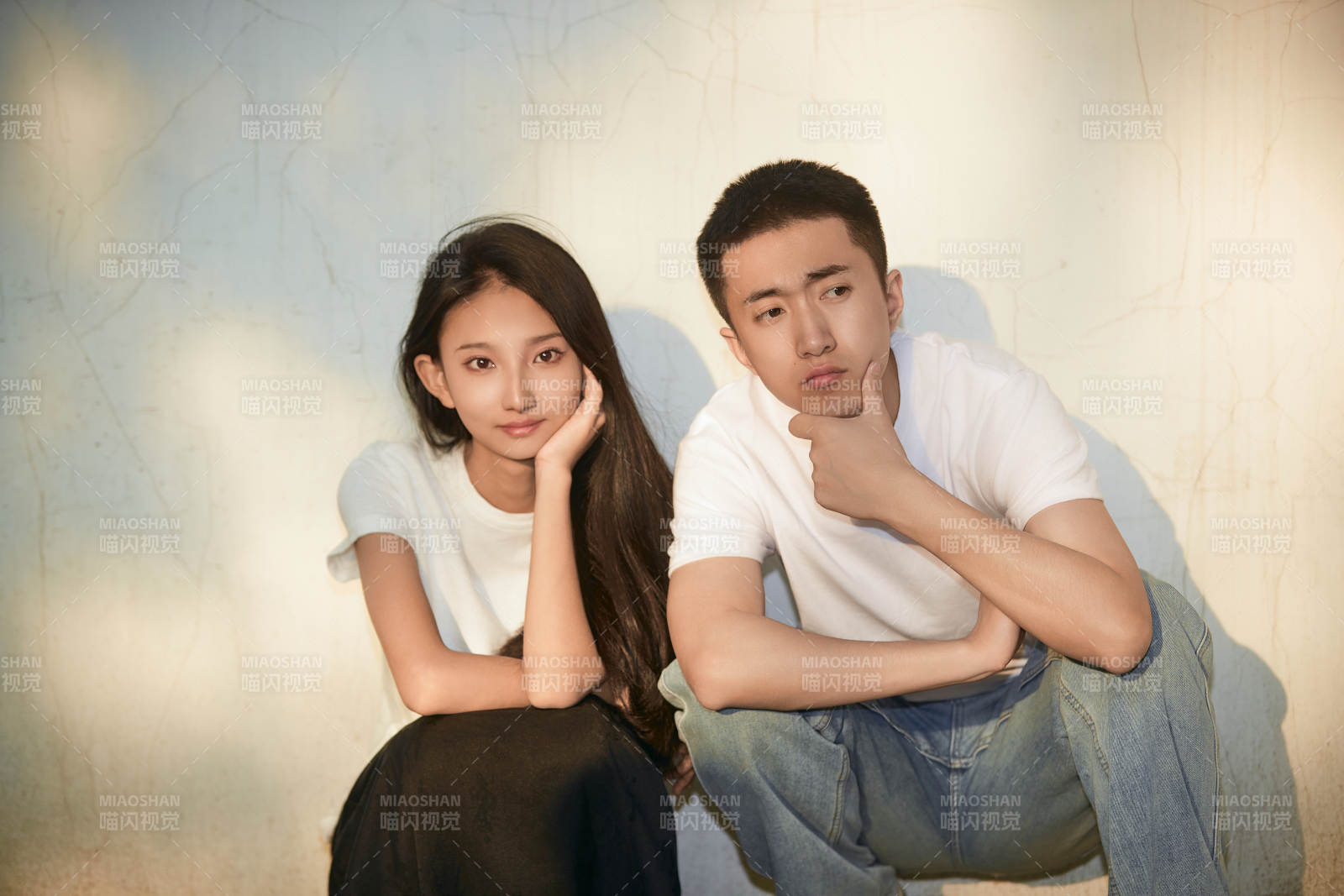 戶外在夕陽下的恩愛年輕情侶