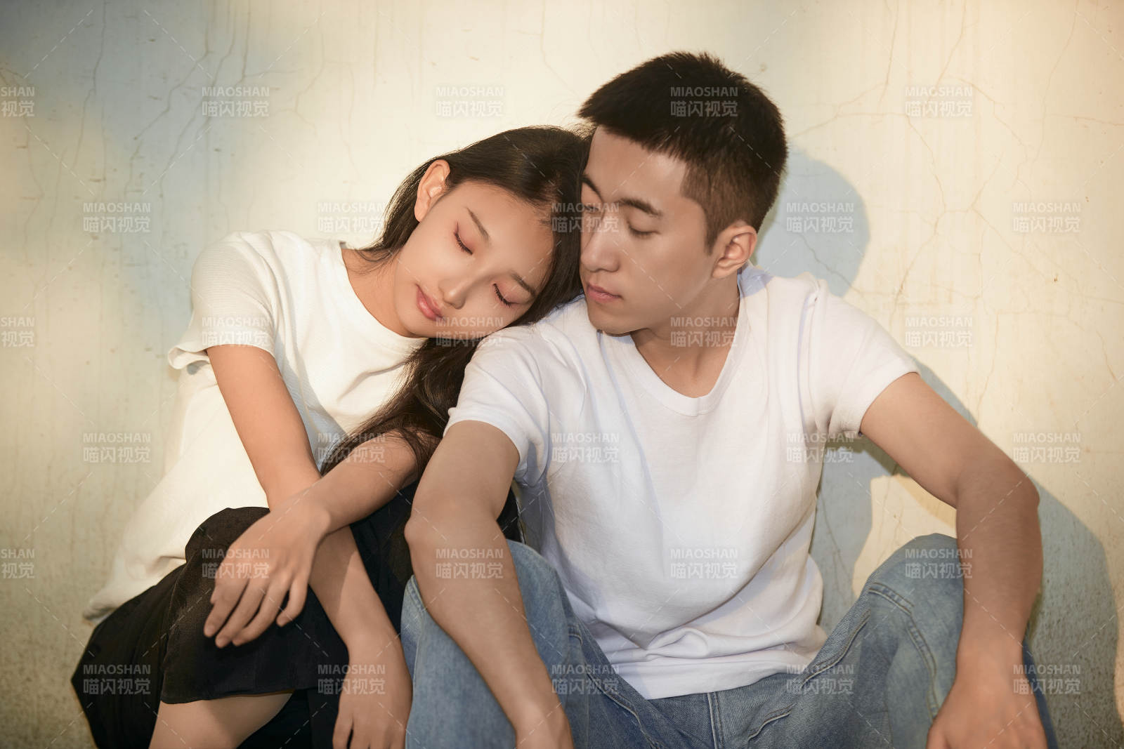 戶外在夕陽下的恩愛年輕情侶