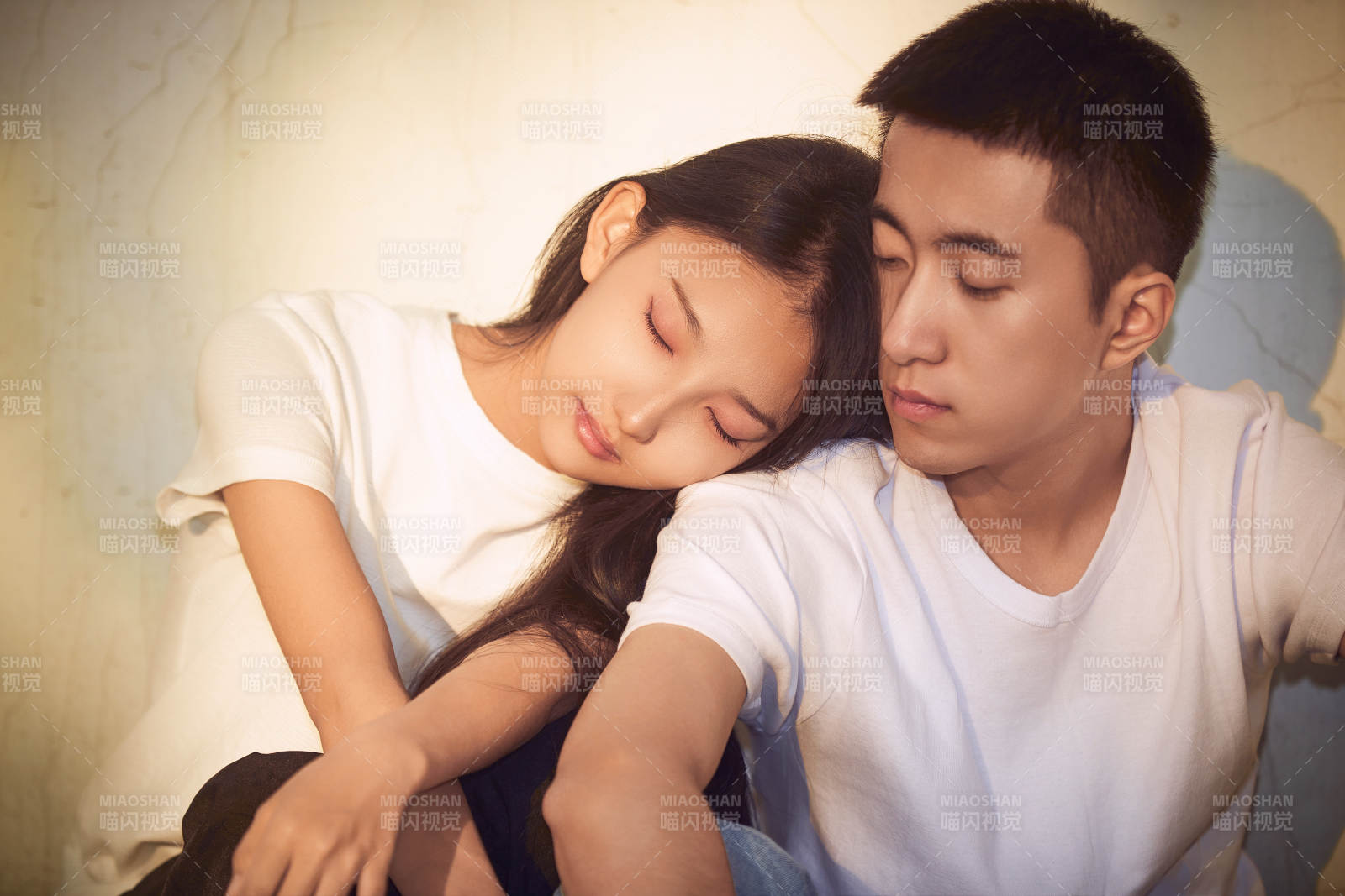 戶外在夕陽下的恩愛年輕情侶