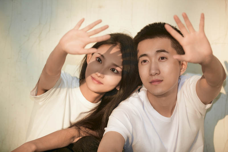 户外在夕阳下的恩爱年轻情侣