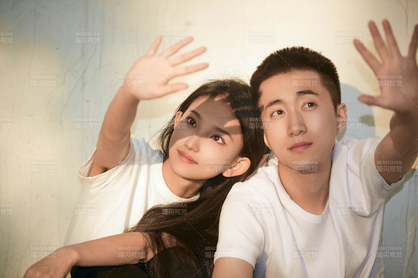 户外在夕阳下的恩爱年轻情侣