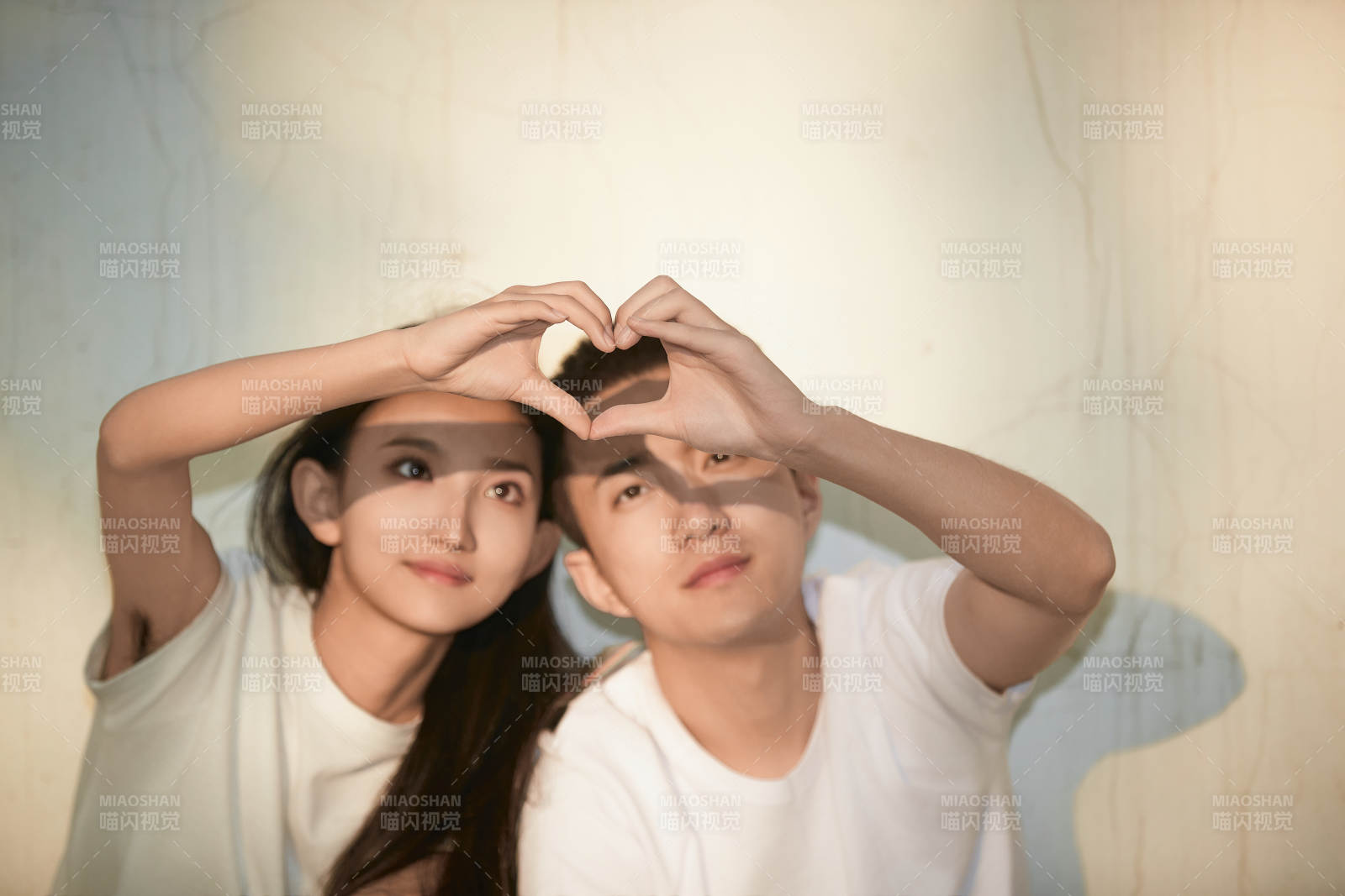 户外在夕阳下的恩爱年轻情侣