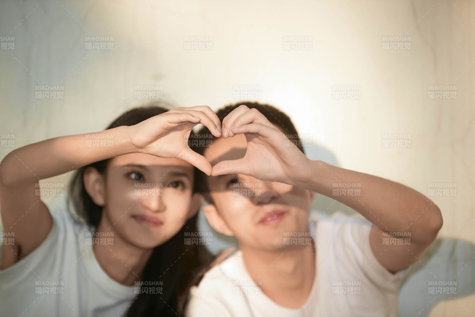 户外在夕阳下的恩爱年轻情侣