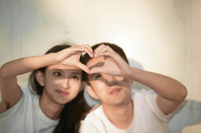 户外在夕阳下的恩爱年轻情侣