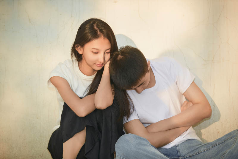 户外在夕阳下的恩爱年轻情侣