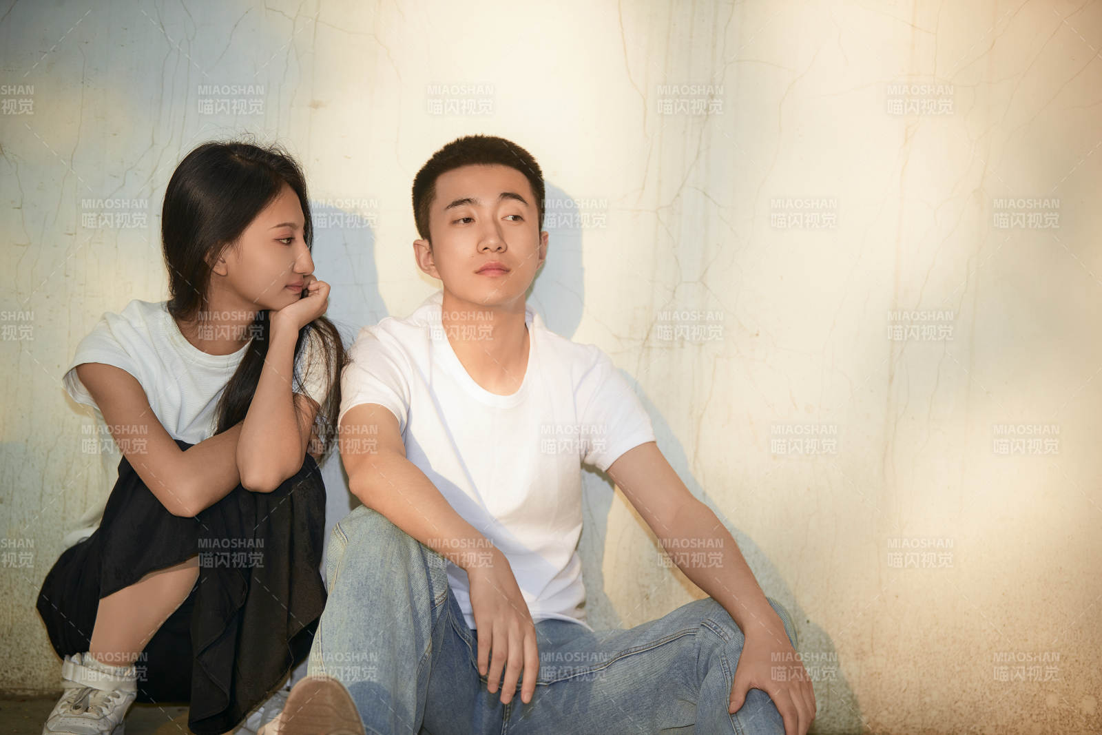 户外在夕阳下的恩爱年轻情侣