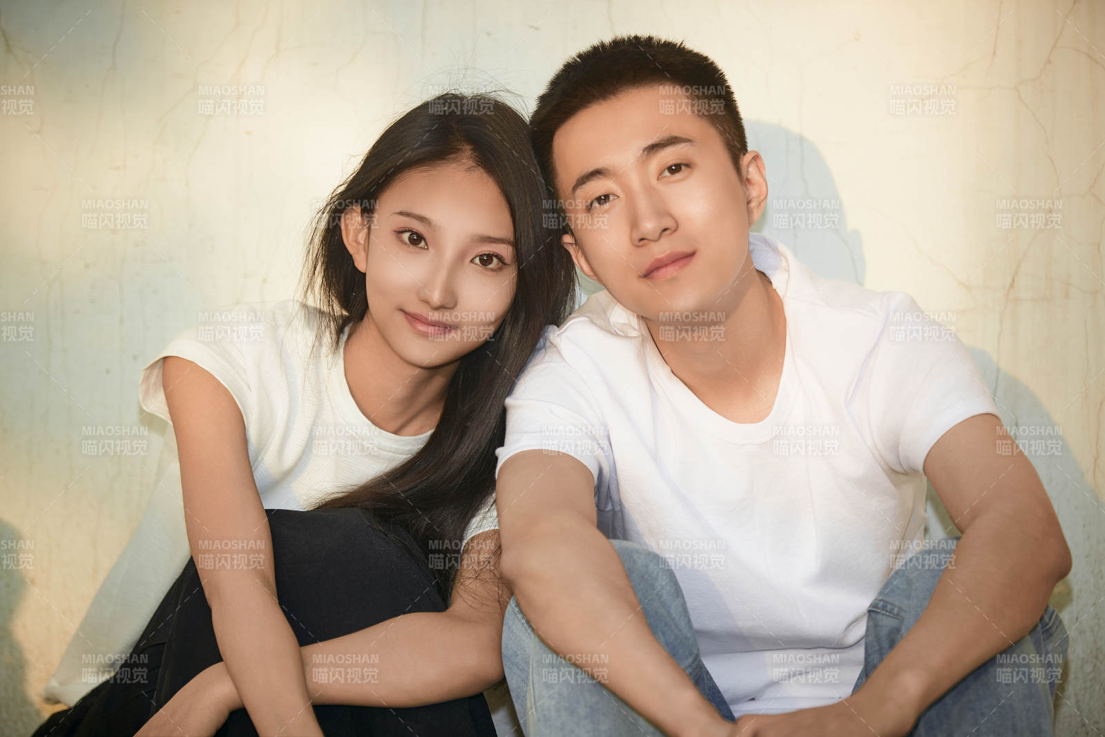 户外在夕阳下的恩爱年轻情侣