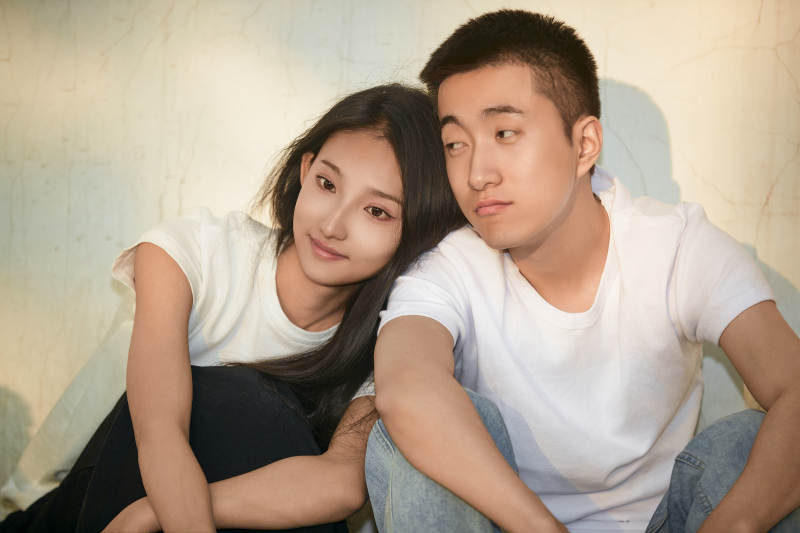 户外在夕阳下的恩爱年轻情侣