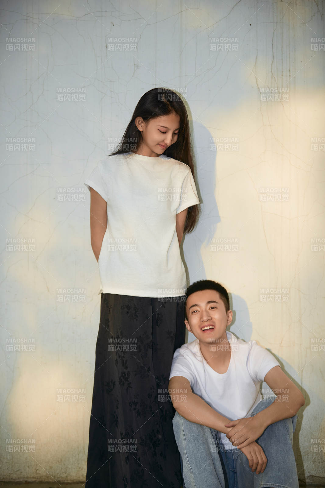 户外在夕阳下的恩爱年轻情侣